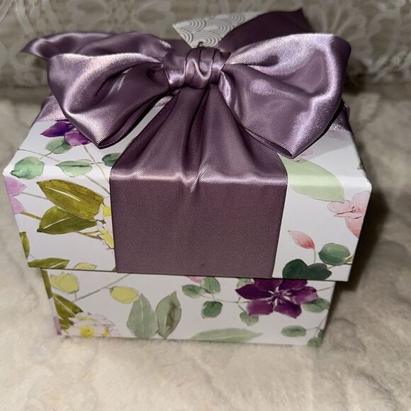 PAPYRUS Set of Two Floral Top White Lavender Bow Square Nesting Gift Boxes - Picture 10 of 15